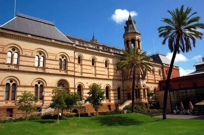 男子自幼被抛弃，将对母亲的“怨恨”写进小说，竟成为知名作家