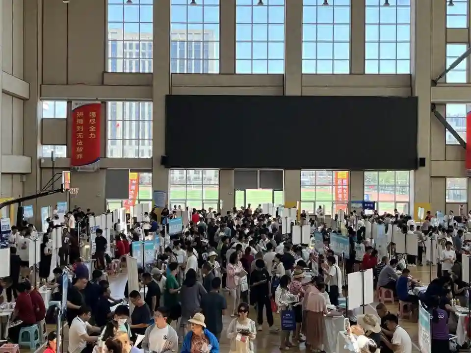 百余所知名高校齐聚临沂，齐鲁晚报（临沂）高招会真“解渴”