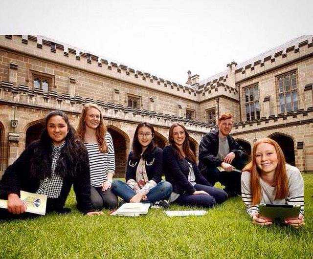 有人问：大二应征入伍还是毕业应征入伍？哪个有优势？