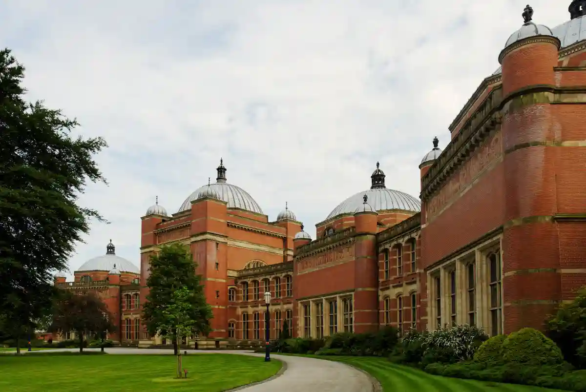 如果雅思实在考不出来，不妨考虑去英国读课前语言课