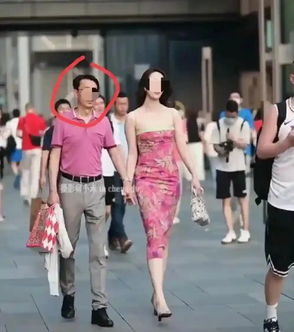 “牵手门”白富美董小姐图胡总什么？董小姐的社交账号回答了一切