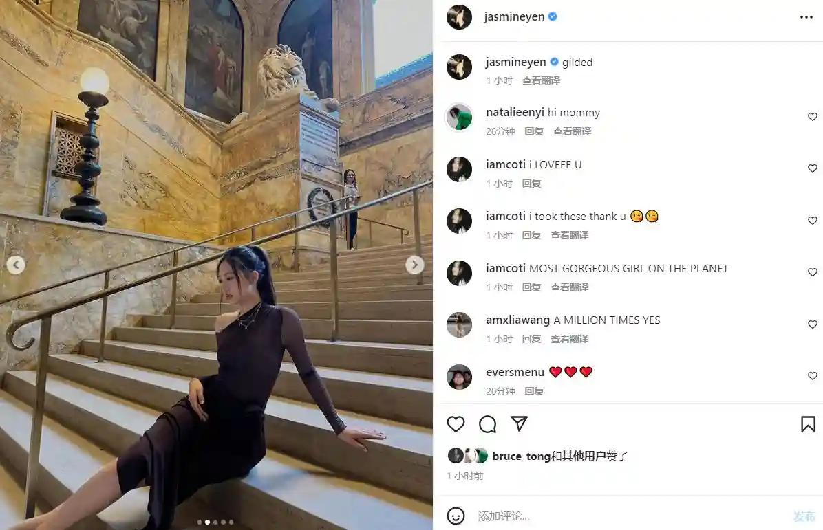 甄子丹女儿美国留学，穿开叉裙坐图书馆楼梯摆拍，18岁身材出众