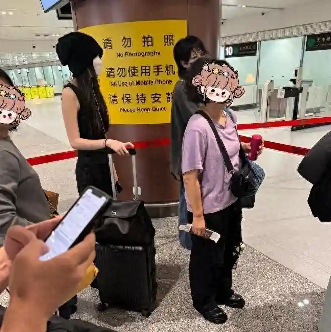 李嫣留学UCL引轰动！全黑造型惊艳亮相，艺术天赋被赞草间弥生