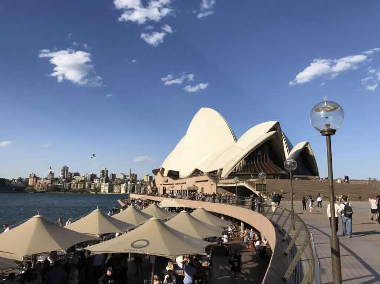 英国近千人竞聘1个服务员，时薪8.72英镑