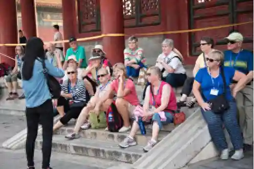 对英免签，大量英国游客来北京，吃美食喝茅台，回国后顿时傻眼了