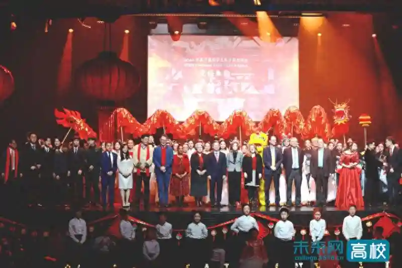 昆明传媒学院师生登上全英春晚舞台 向世界展示中国文化的魅力