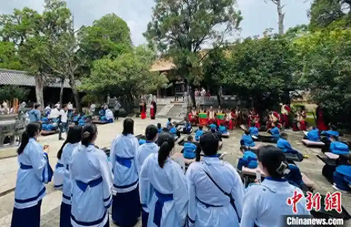 美国华裔青少年拜谒云南建水文庙