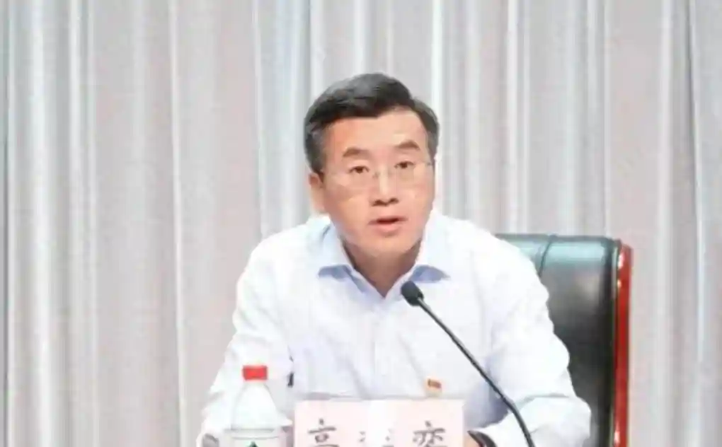 留学美国，秘书出身，官迷心窍，管不住老婆，上海70后区长落马