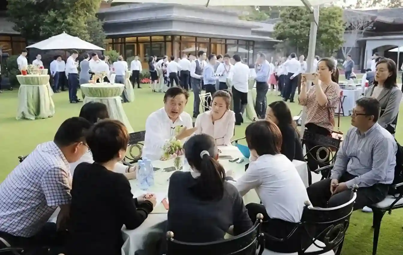 美国名校毕业到华为，第一个月干硬装，亲友：你之前去的是蓝翔？